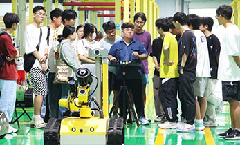 中國(guó)礦業(yè)大學(xué)信控學(xué)院人工智能專業(yè)師生百余人蒞臨鑫科機(jī)器人參觀學(xué)習(xí)
