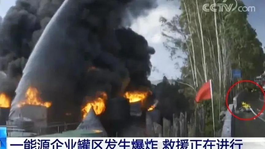 迎危而上！消防機(jī)器人參與福建龍巖一新能源公司滅火救援